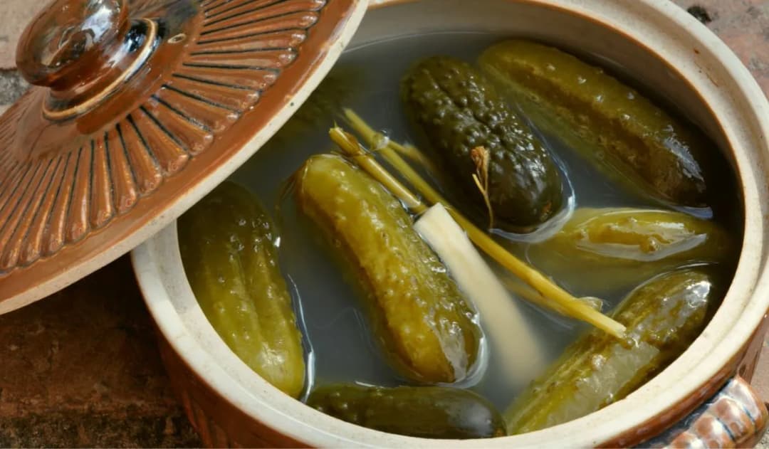 Dlaczego ogórki kiszone miękną i jak temu zapobiec? Sprawdź!
