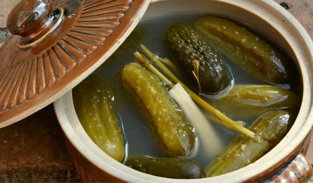 Dlaczego ogórki kiszone miękną i jak temu zapobiec? Sprawdź!