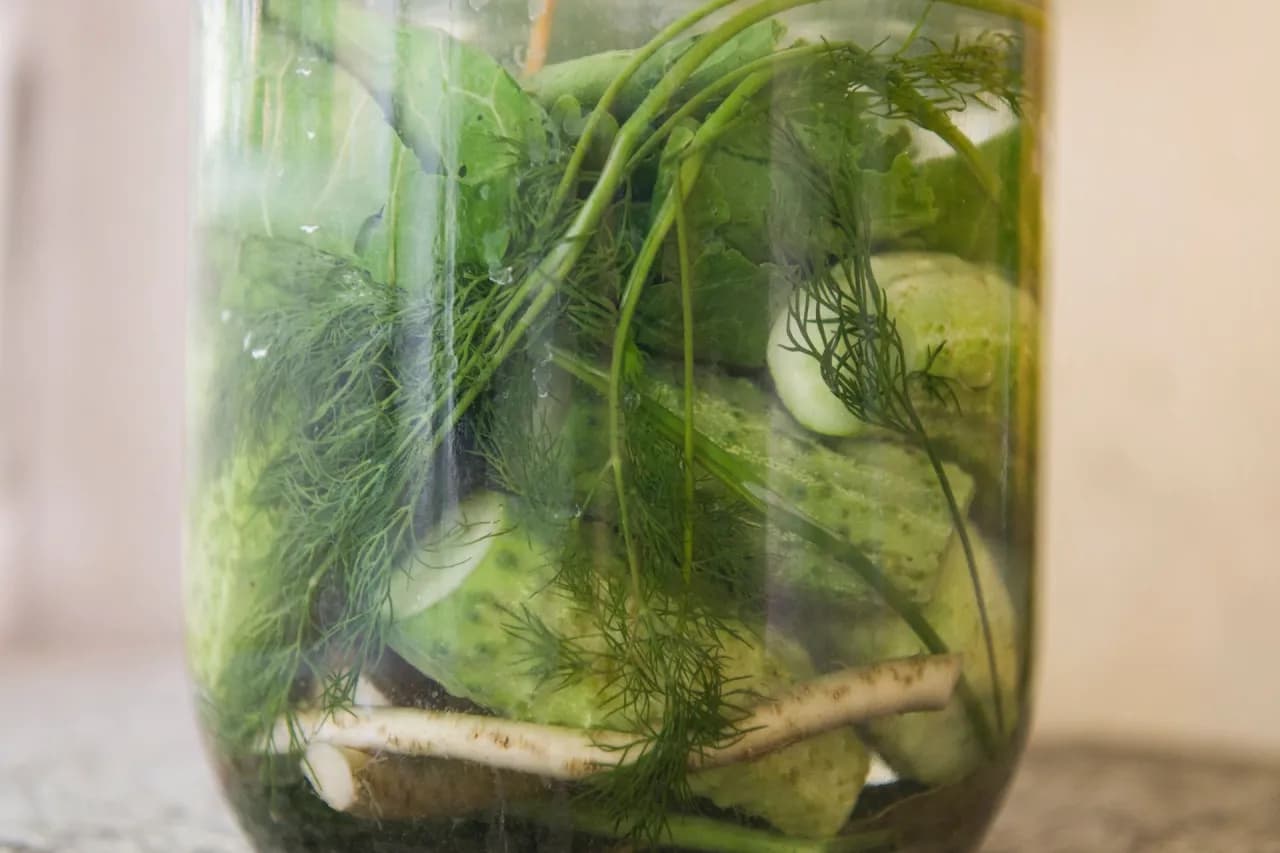 Jaka woda do ogórków kiszonych: gotowana czy surowa dla lepszego smaku?