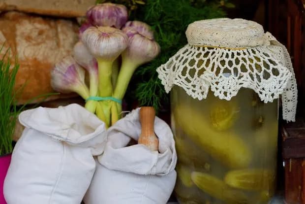 Ile dać soli do ogórków kiszonych, aby uniknąć ich zepsucia?