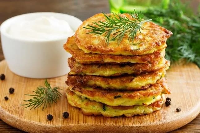 Z czym jeść placki z cukinii? Odkryj pyszne dodatki i sosy
