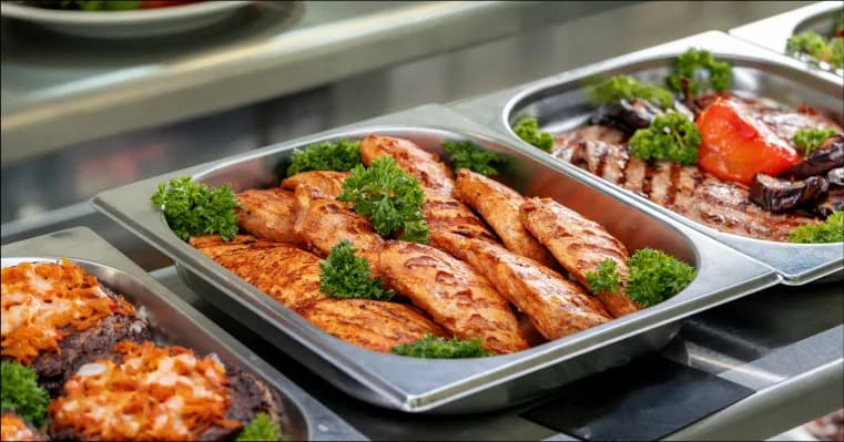 Ile kosztuje catering na 15 osób? Sprawdź ceny i oferty, aby zaoszczędzić