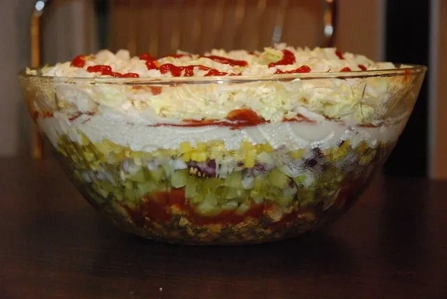 Szybki i prosty przepis na sos do sałatki gyros, który zachwyci