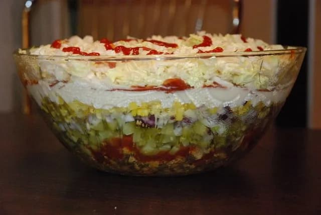 Szybki i prosty przepis na sos do sałatki gyros, który zachwyci