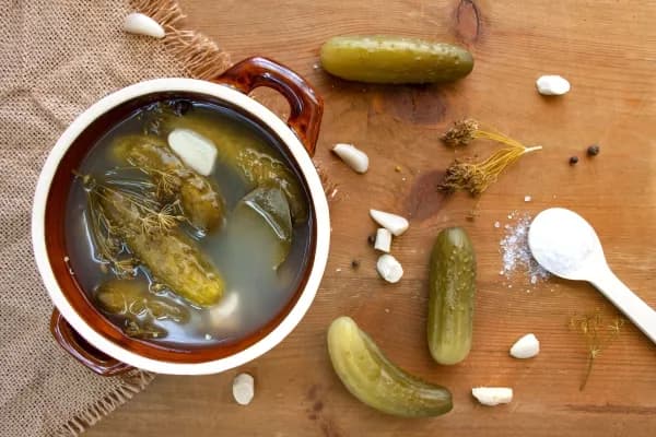 Ile soli na ogórki kiszone, aby uzyskać idealny smak i chrupkość