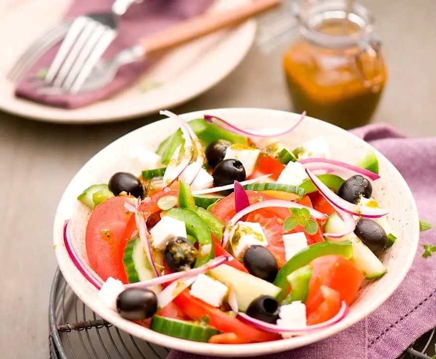 Jaki sos do sałatki z fetą? Odkryj najlepsze przepisy na dressingi