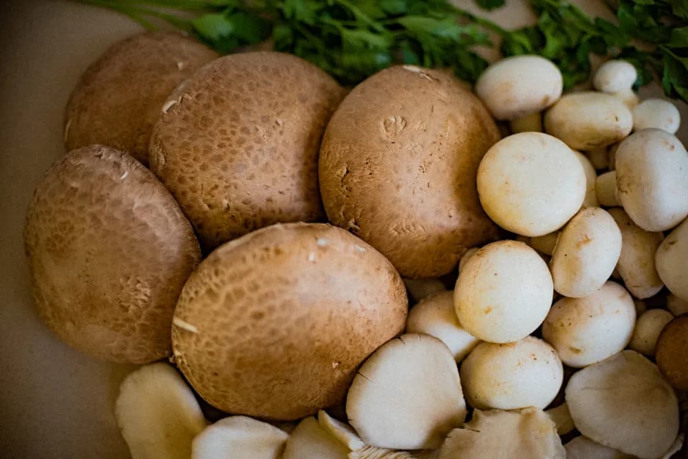 Ile gotować pieczarki w zupie, aby były idealnie miękkie?