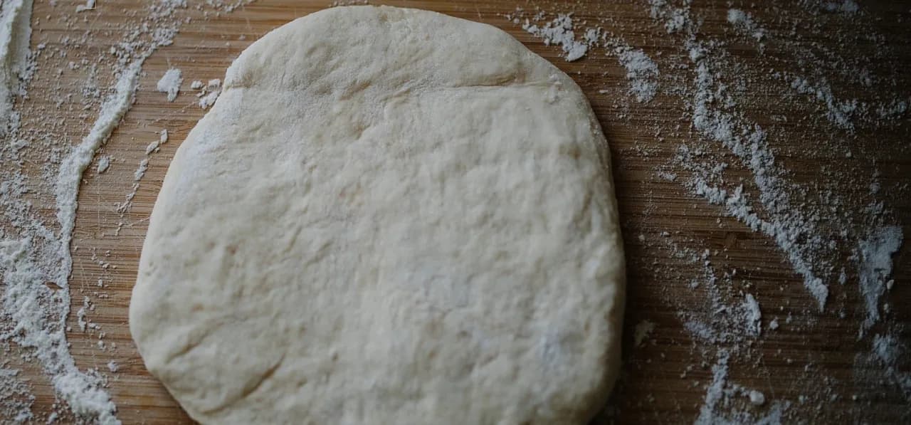 Czy ciasto na pizzę można trzymać w lodówce? Sprawdź, jak to zrobić!