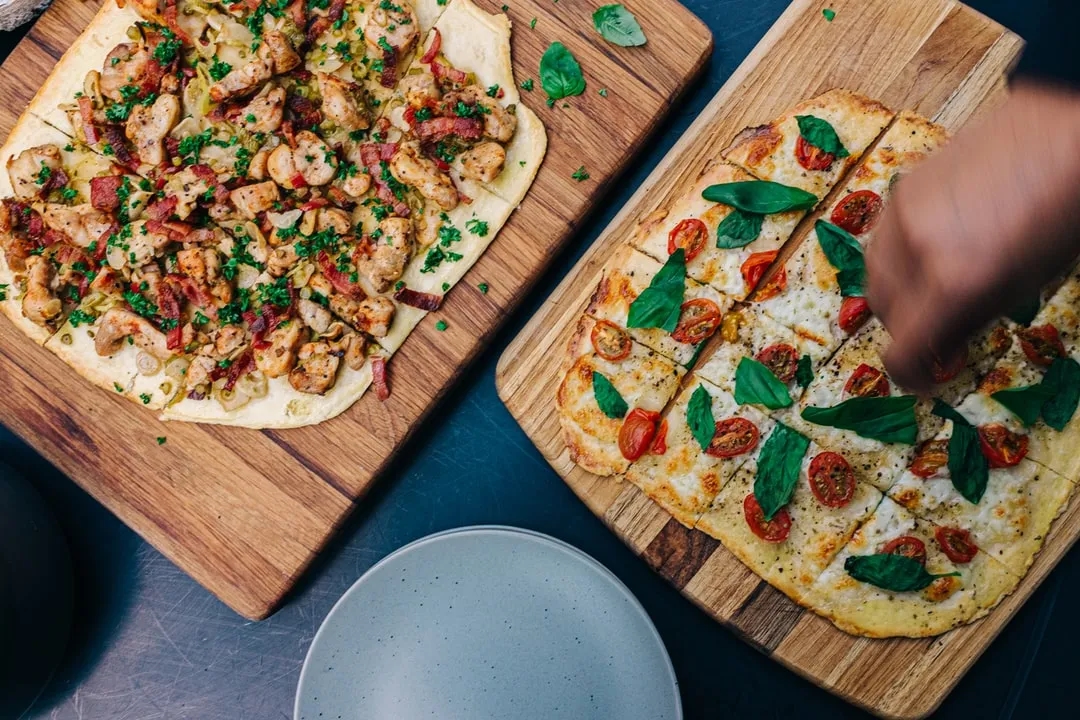 Ile cm ma duża pizza w Pizza Hut? Poznaj wymiary i porcje