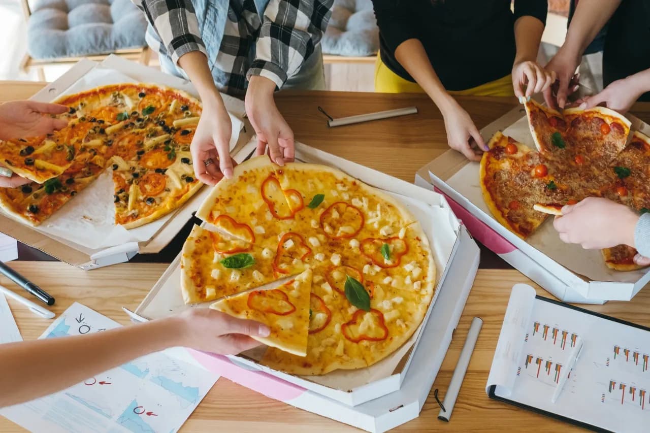 Jaką pizzę ma najmniej kalorii? Oto zdrowe opcje dla Ciebie