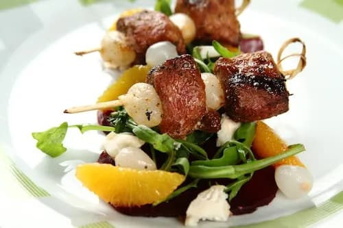 Jaką sałatkę do kaczki wybrać, aby podkreślić jej smak?