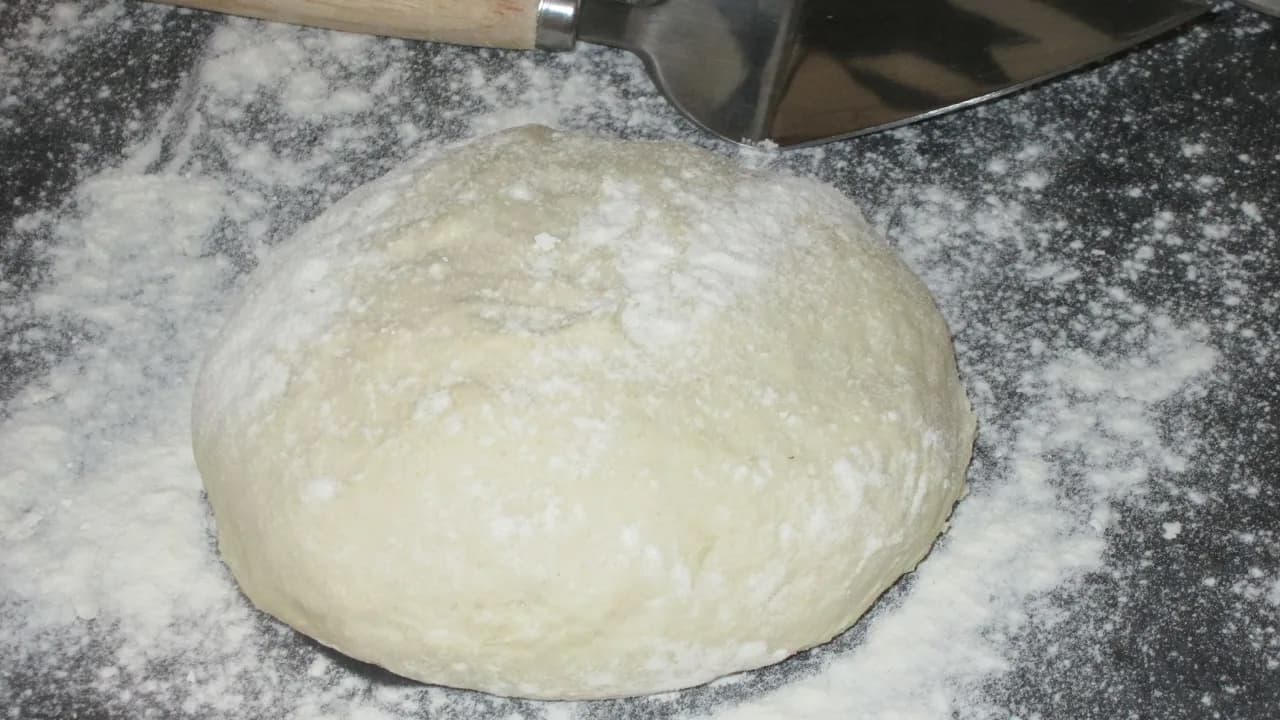 Jak zrobić ciasto na pizzę, które zawsze się udaje – sprawdzone przepisy