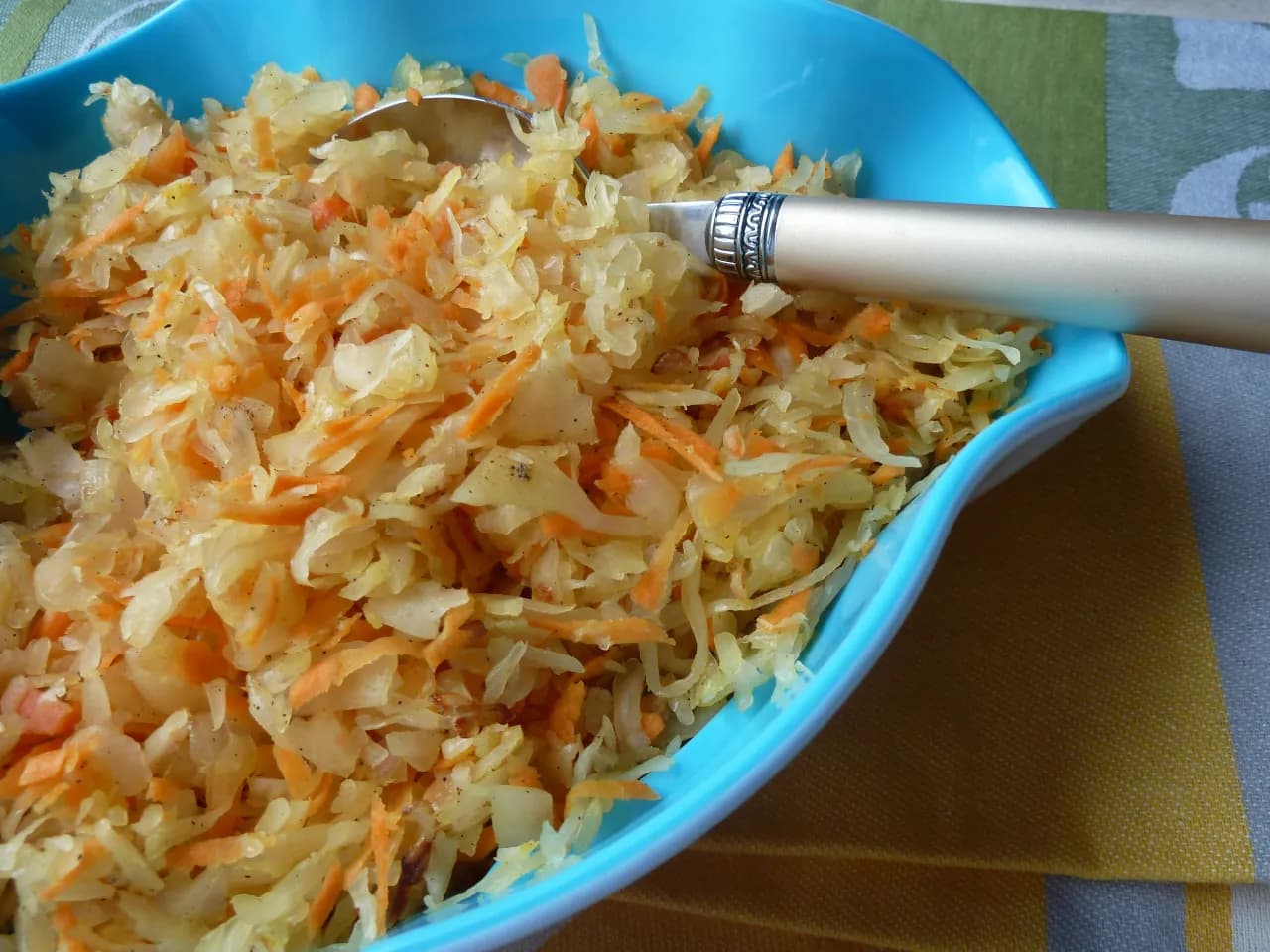 Jak zrobić sałatkę z kapusty kiszonej - prosty przepis na zdrową sałatkę
