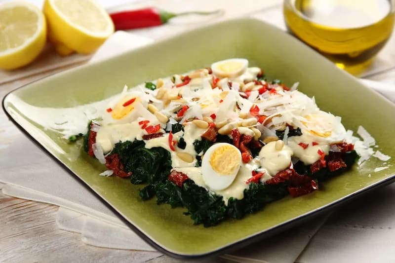 Jak przygotować jarmuż do sałatki, by był smaczny i delikatny